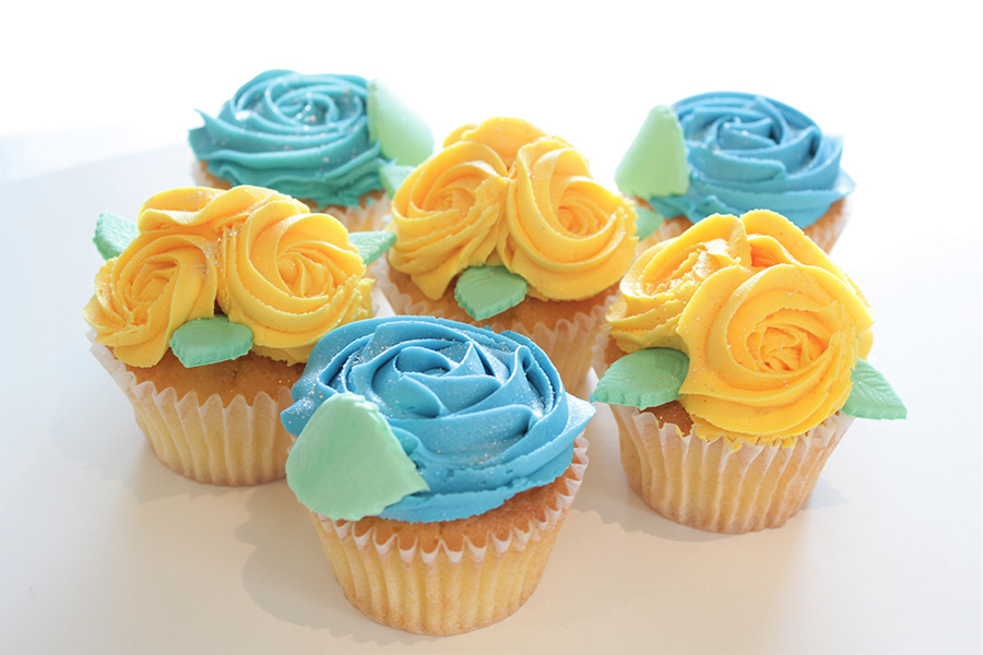 ローラズ カップケーキ ホワイトデー限定 青と黄色の薔薇のカップケーキ発売 甘党男子 スイーツ男子のためのスイーツ情報サイト